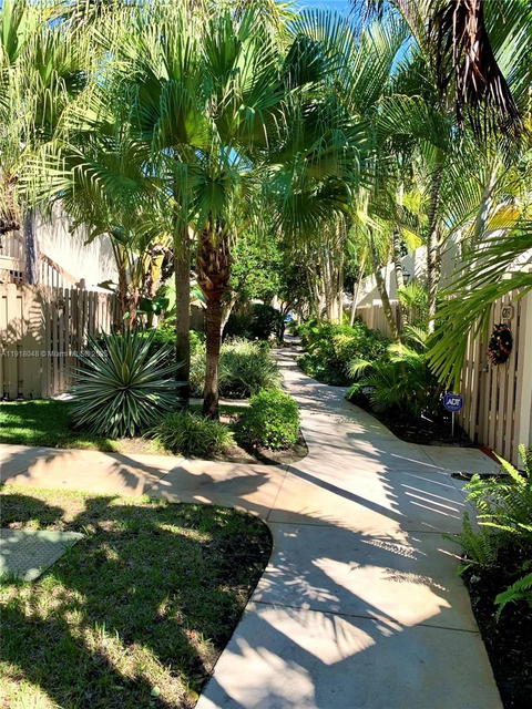 Real estate property located at 614 Executive Center Dr #104, Palm Beach, Lake Place Condo, West Palm Beach, FL