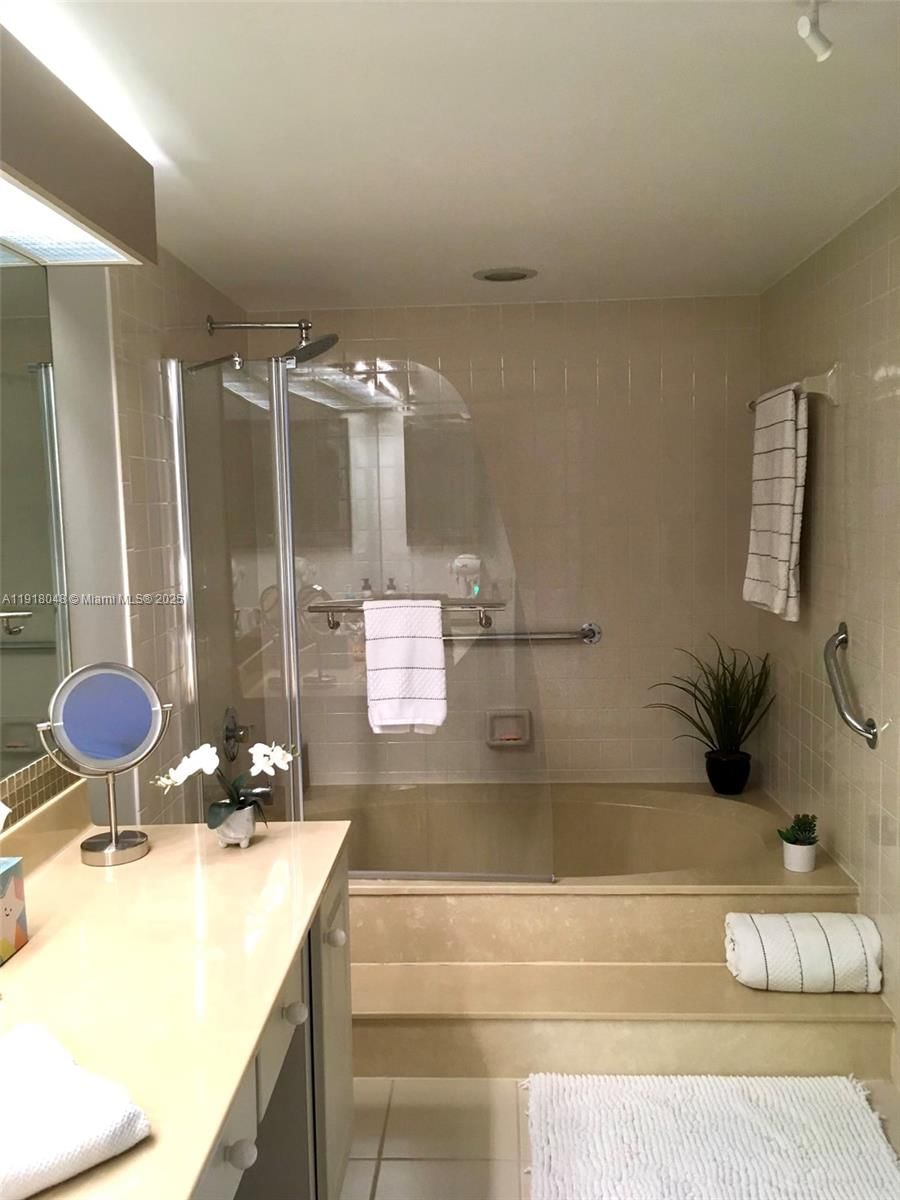 Real estate property located at 614 Executive Center Dr #104, Palm Beach, Lake Place Condo, West Palm Beach, FL