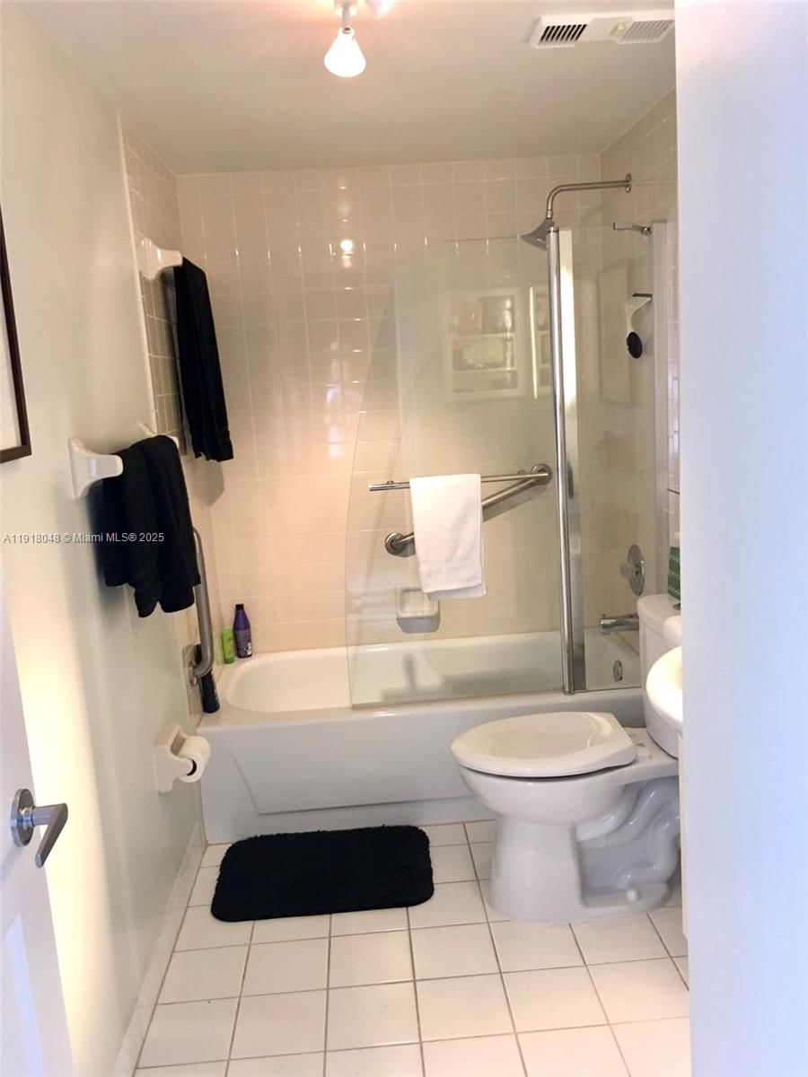 Real estate property located at 614 Executive Center Dr #104, Palm Beach, Lake Place Condo, West Palm Beach, FL