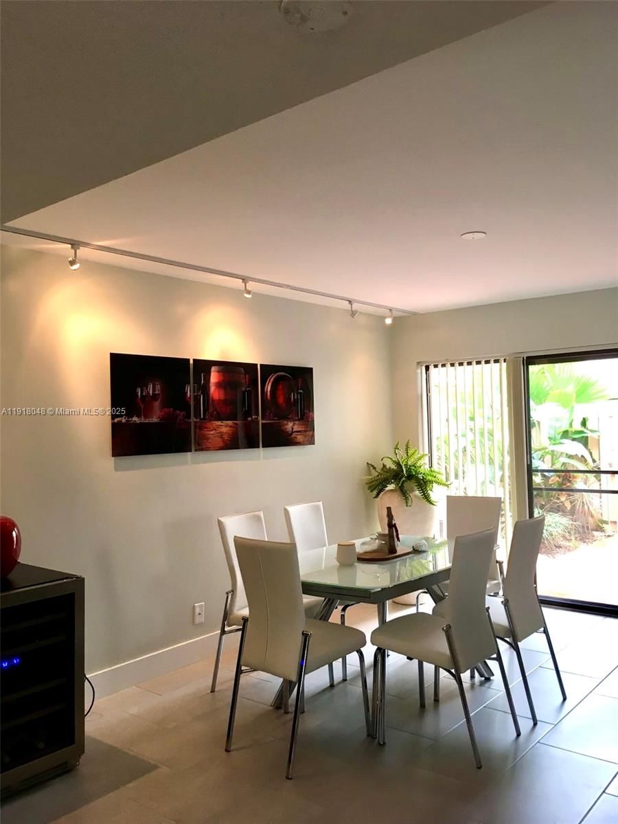 Real estate property located at 614 Executive Center Dr #104, Palm Beach, Lake Place Condo, West Palm Beach, FL