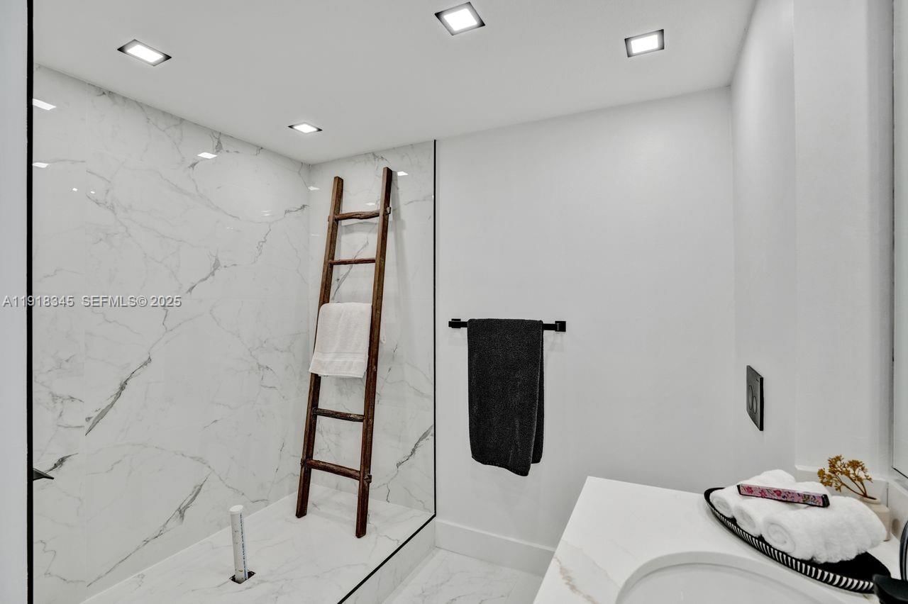 Real estate property located at 18100 Bay Rd #909, Miami-dade, Marina Bay Club Condo Hot, Sunny Isles Beach, FL