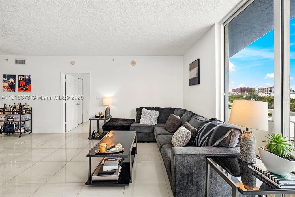Real estate property located at 275 18th St #708, Miami-dade, 1800 Biscayne Plaza Condo, Miami, FL