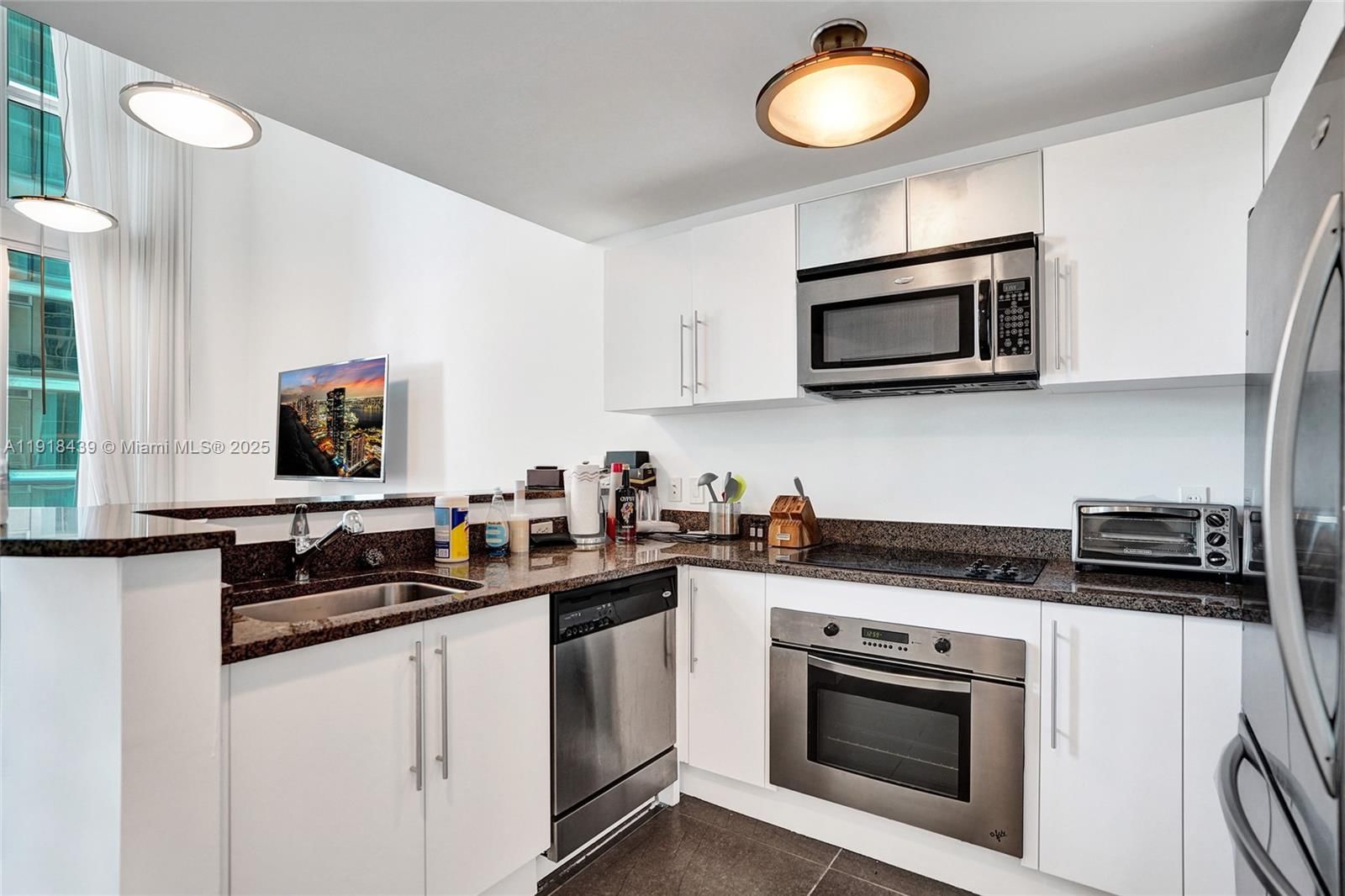 Real estate property located at 300 Biscayne Blvd L-1206, Miami-dade, Met 1 Condo, Miami, FL