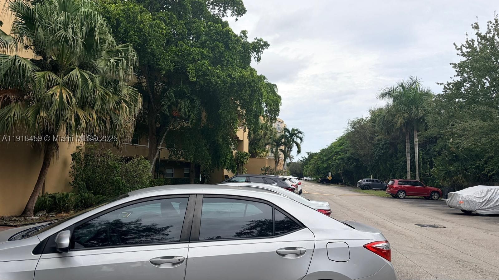 Real estate property located at 4111 Stirling Rd #102, Broward, Oaks Condo, Dania Beach, FL