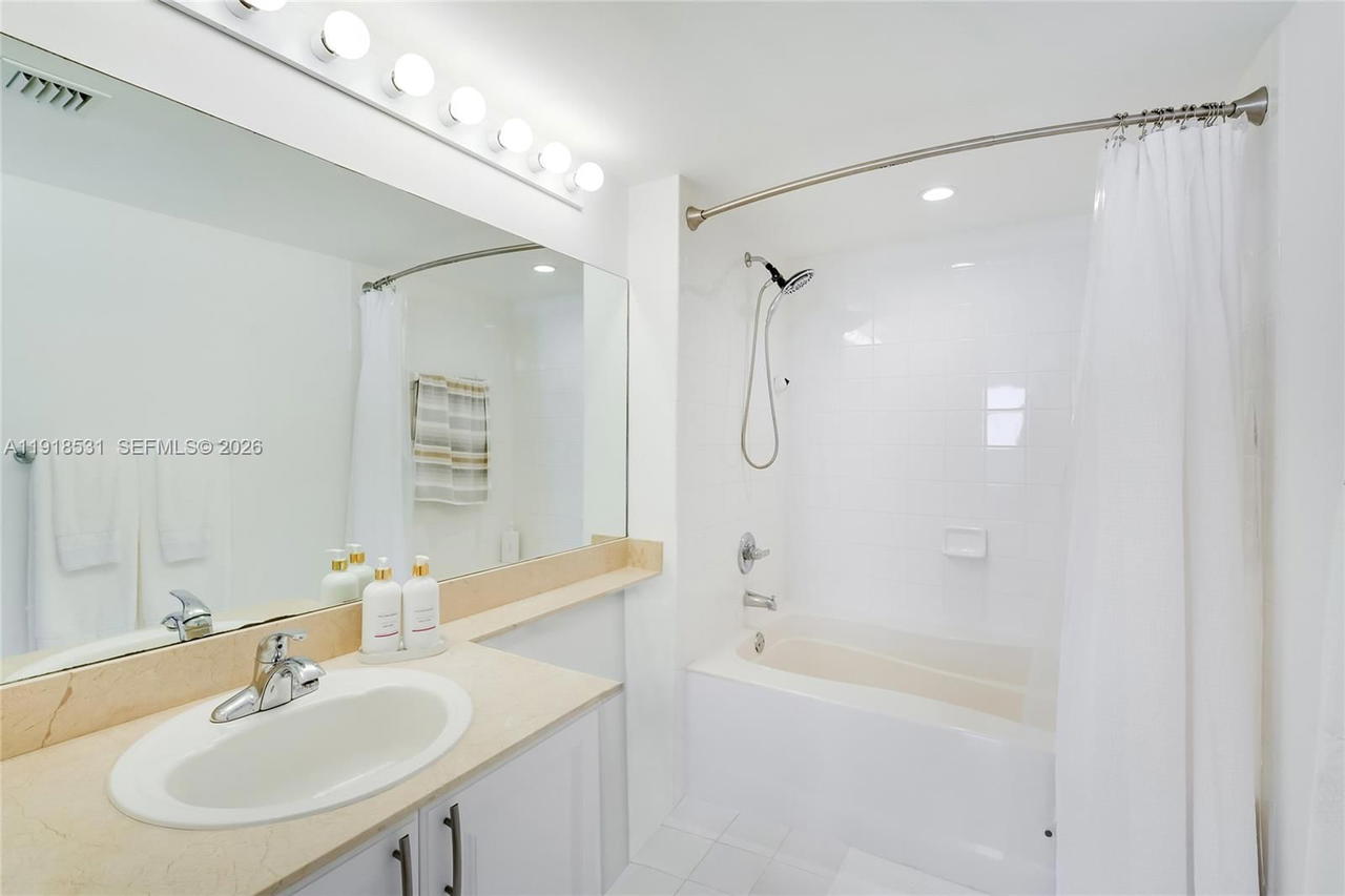 Real estate property located at 90 Alton Rd #1209, Miami-dade, Yacht Club At Portofino, Miami Beach, FL