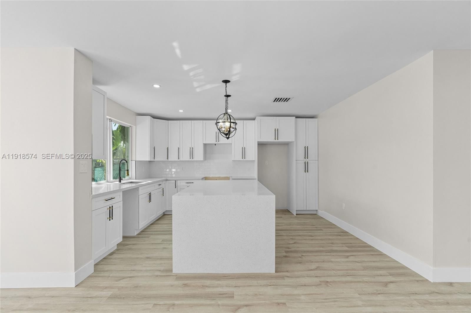 Real estate property located at 832 171st Ter, Miami-dade, Cravero Cloverleaf Estate, Miami Gardens, FL