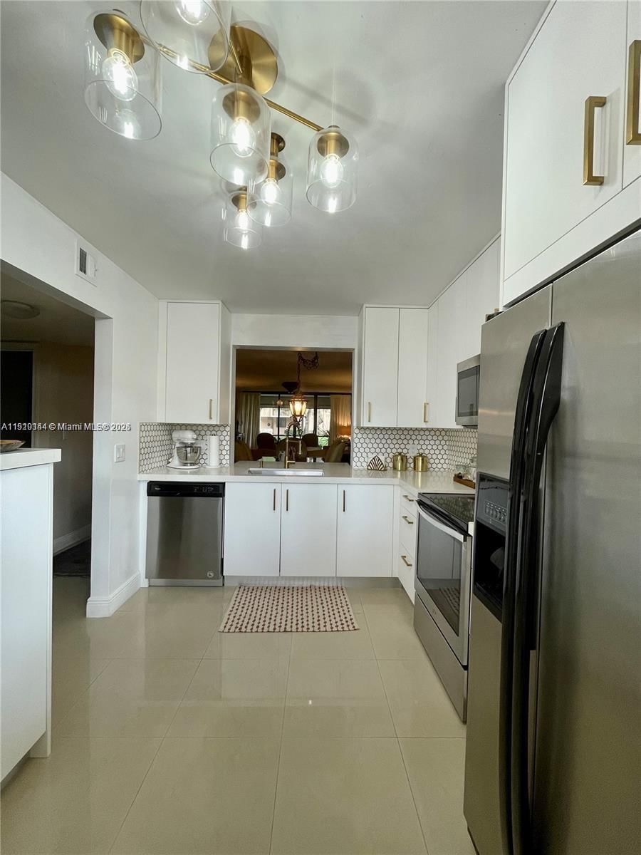 Real estate property located at 8592 Sunrise Blvd #111, Broward, Jacaranda Heights Condo, Plantation, FL
