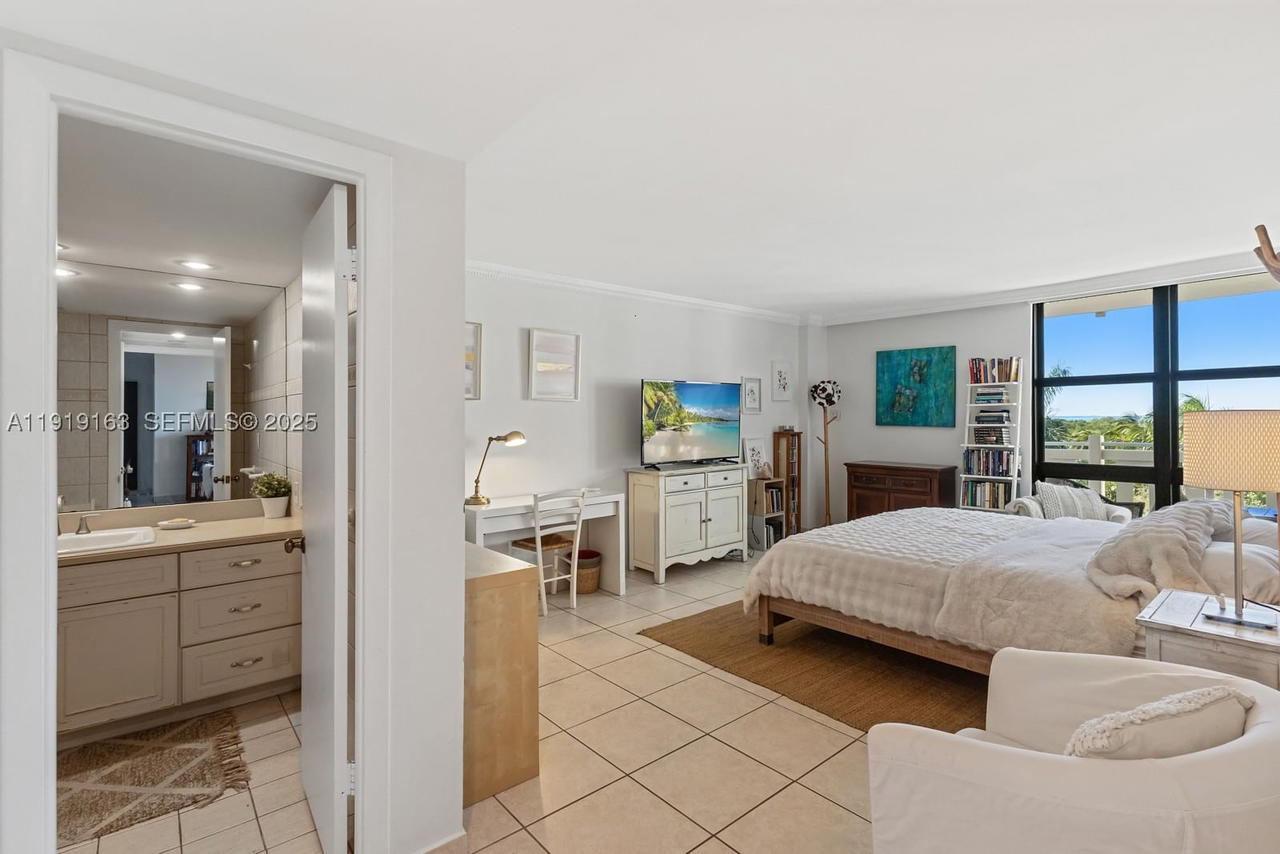 Real estate property located at 1121 Crandon Blvd D404, Miami-dade, Towers Of Key Biscayne Co, Key Biscayne, FL