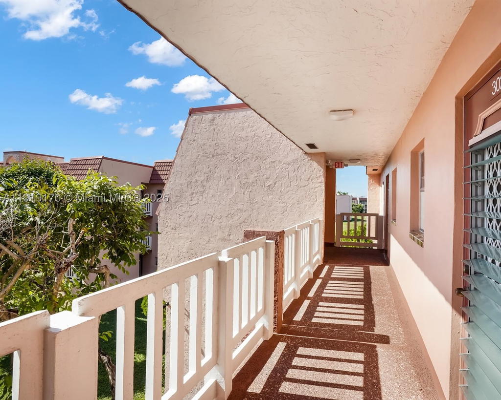 Real estate property located at 9401 Sunrise Lakes Blvd #302, Broward, Sunrise Lakes 118 Condo, Sunrise, FL
