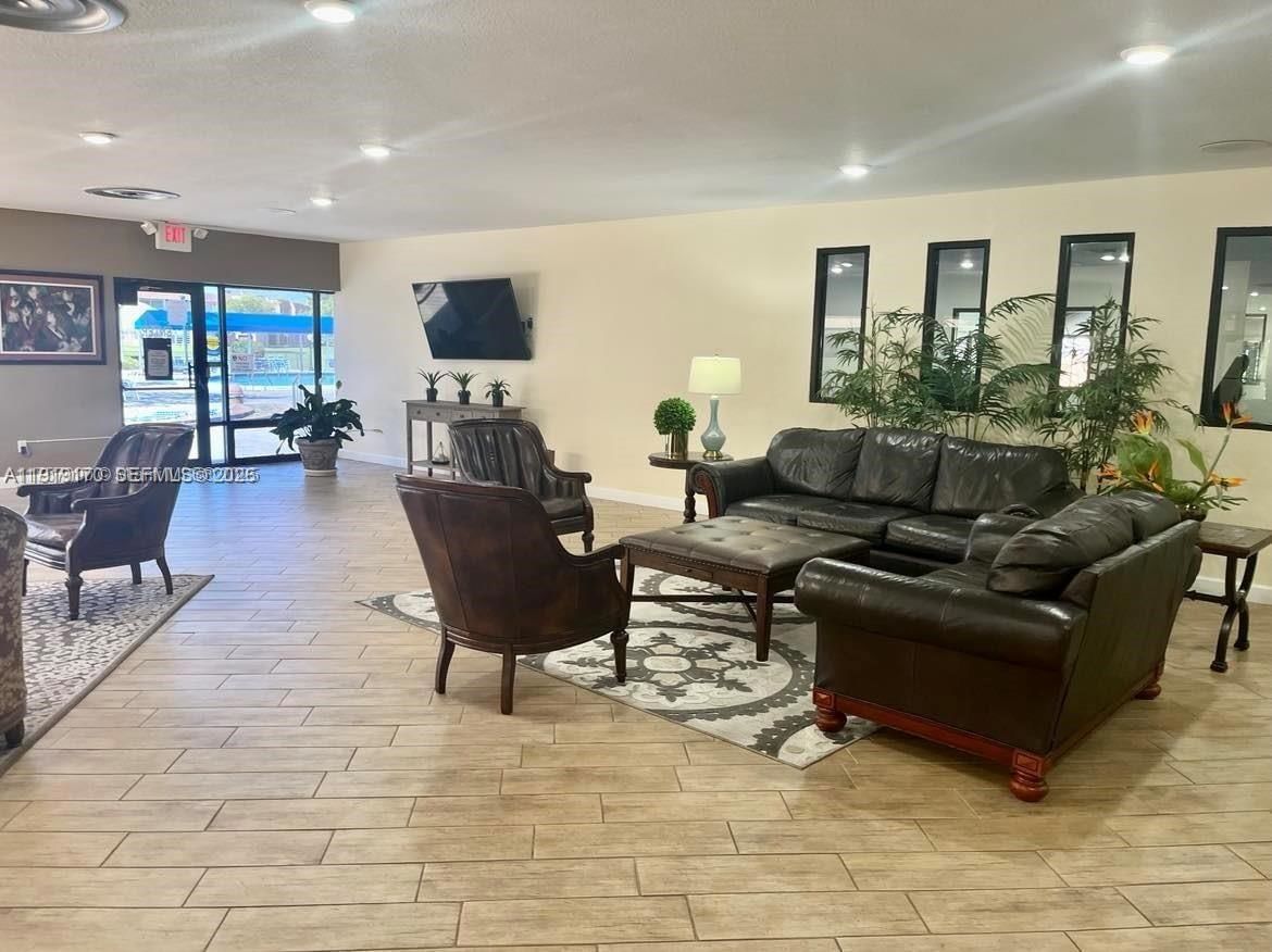 Real estate property located at 9401 Sunrise Lakes Blvd #302, Broward, Sunrise Lakes 118 Condo, Sunrise, FL