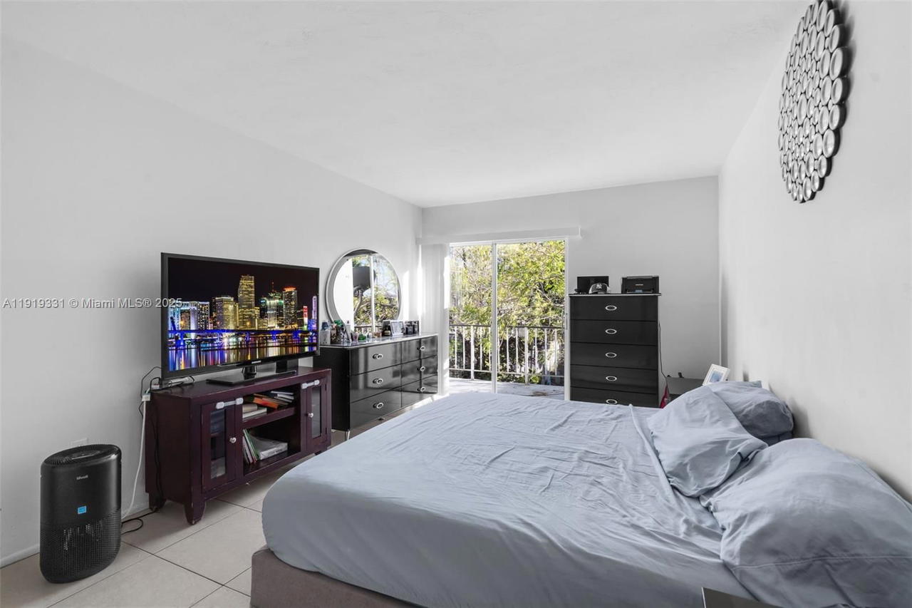Real estate property located at 9621 77th Ave #204B, Miami-dade, Woodside In Kendall Condo, Miami, FL