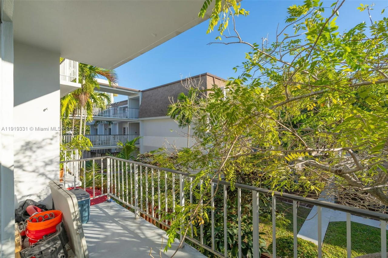 Real estate property located at 9621 77th Ave #204B, Miami-dade, Woodside In Kendall Condo, Miami, FL