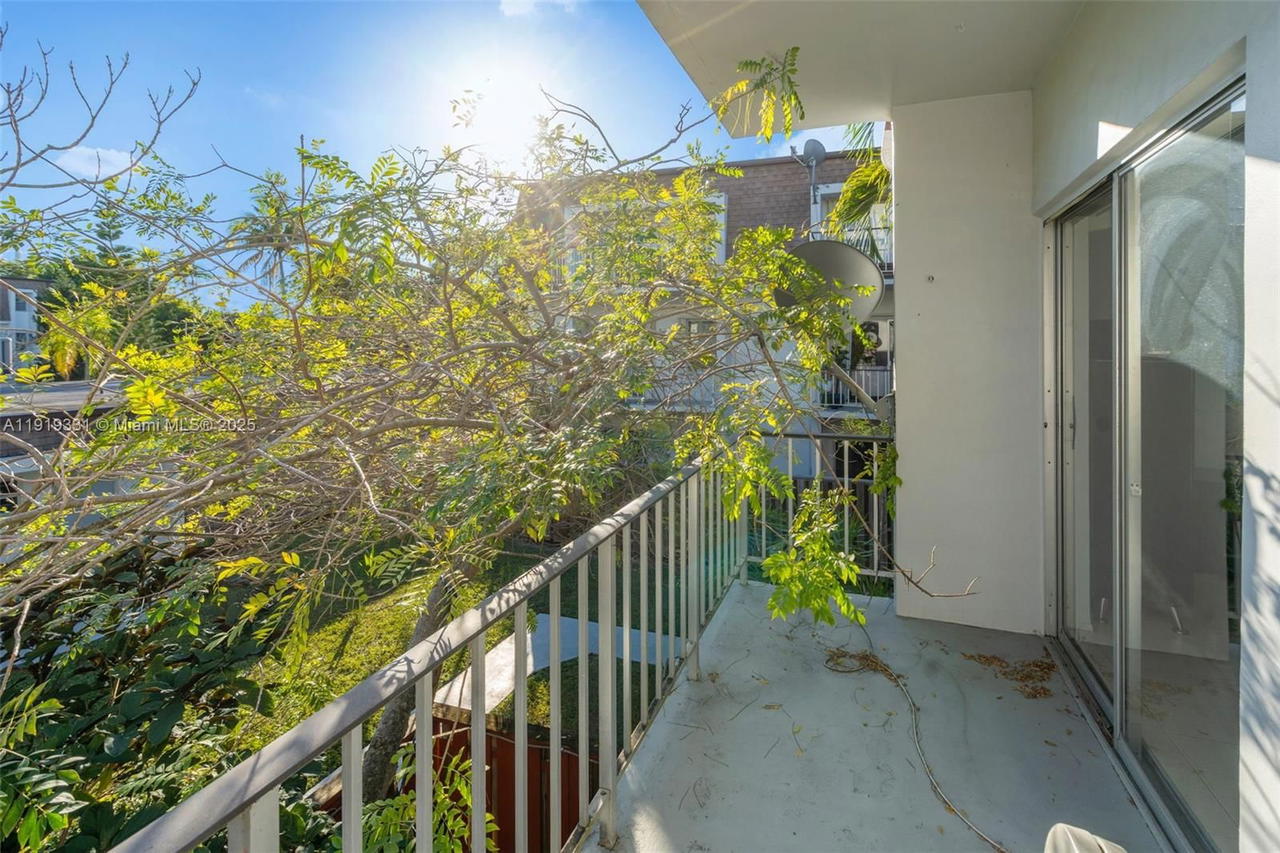 Real estate property located at 9621 77th Ave #204B, Miami-dade, Woodside In Kendall Condo, Miami, FL