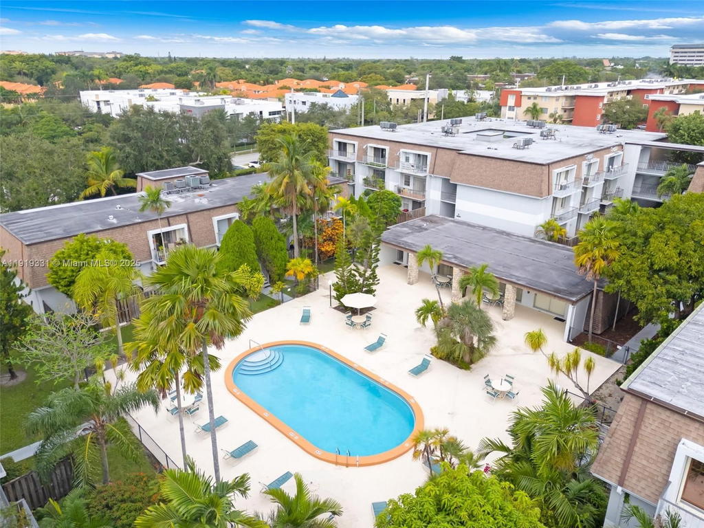 Real estate property located at 9621 77th Ave #204B, Miami-dade, Woodside In Kendall Condo, Miami, FL