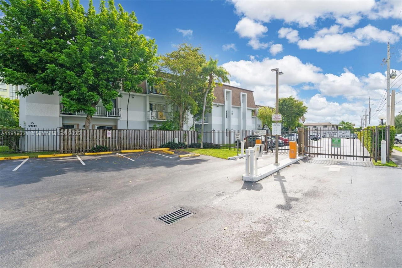 Real estate property located at 9621 77th Ave #204B, Miami-dade, Woodside In Kendall Condo, Miami, FL
