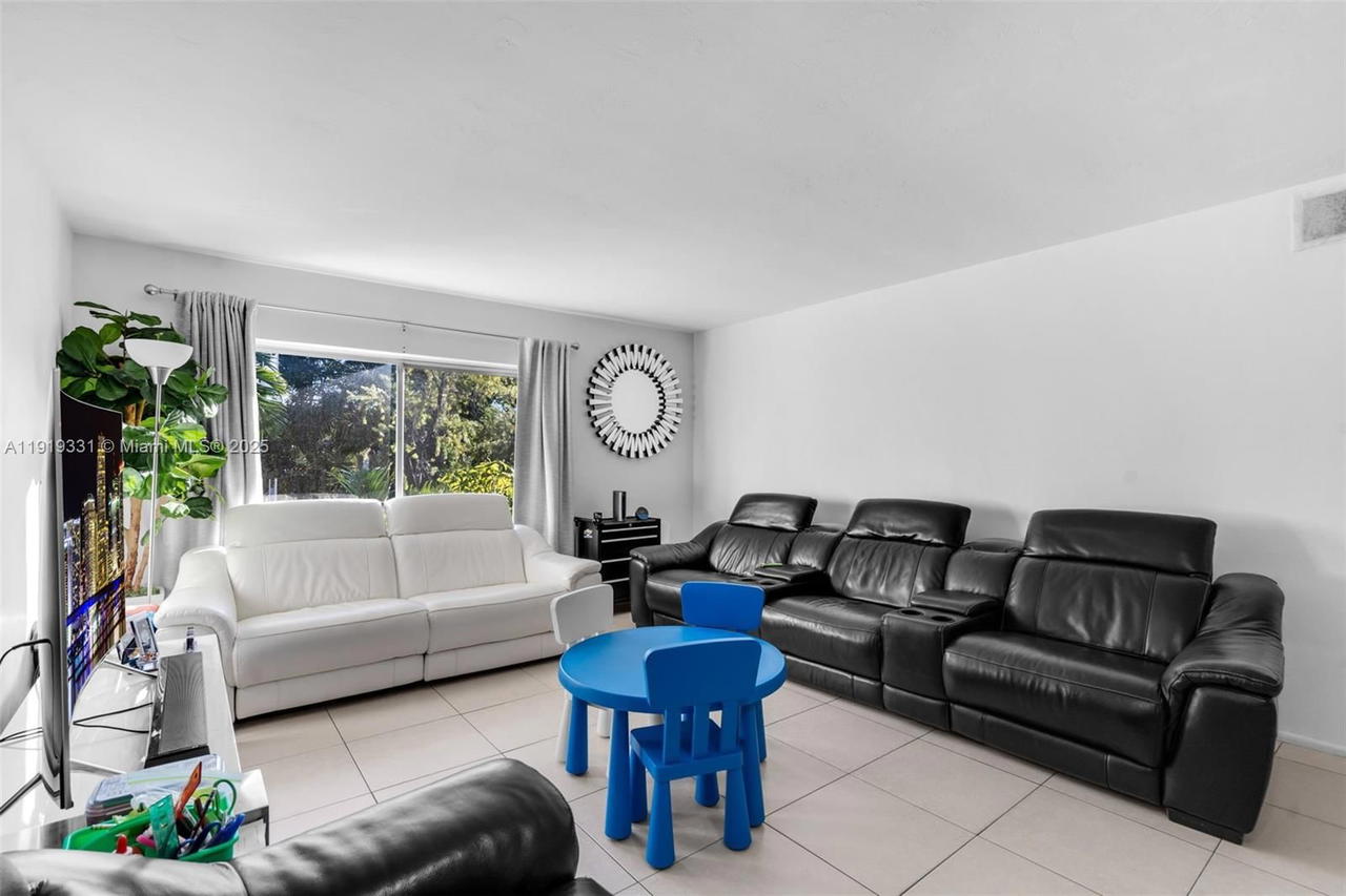 Real estate property located at 9621 77th Ave #204B, Miami-dade, Woodside In Kendall Condo, Miami, FL