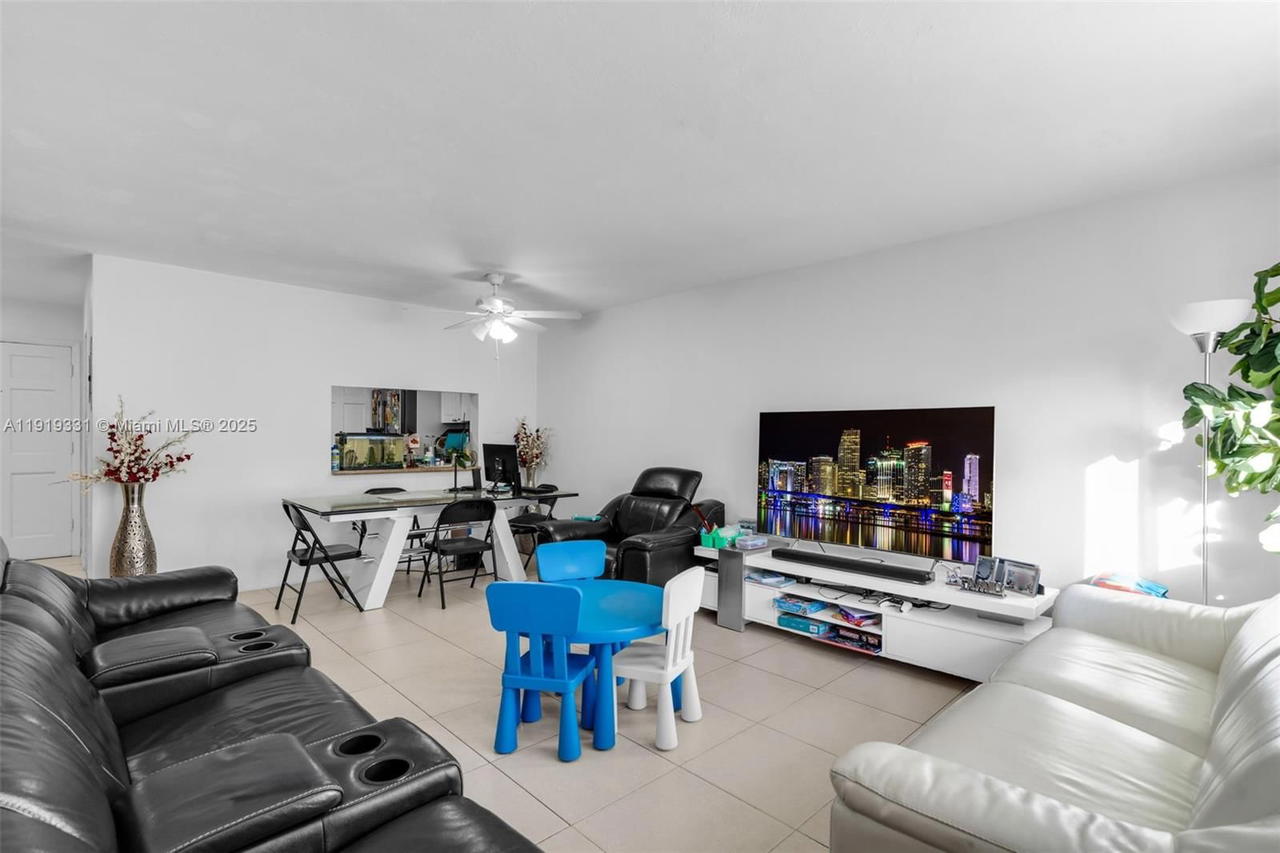Real estate property located at 9621 77th Ave #204B, Miami-dade, Woodside In Kendall Condo, Miami, FL