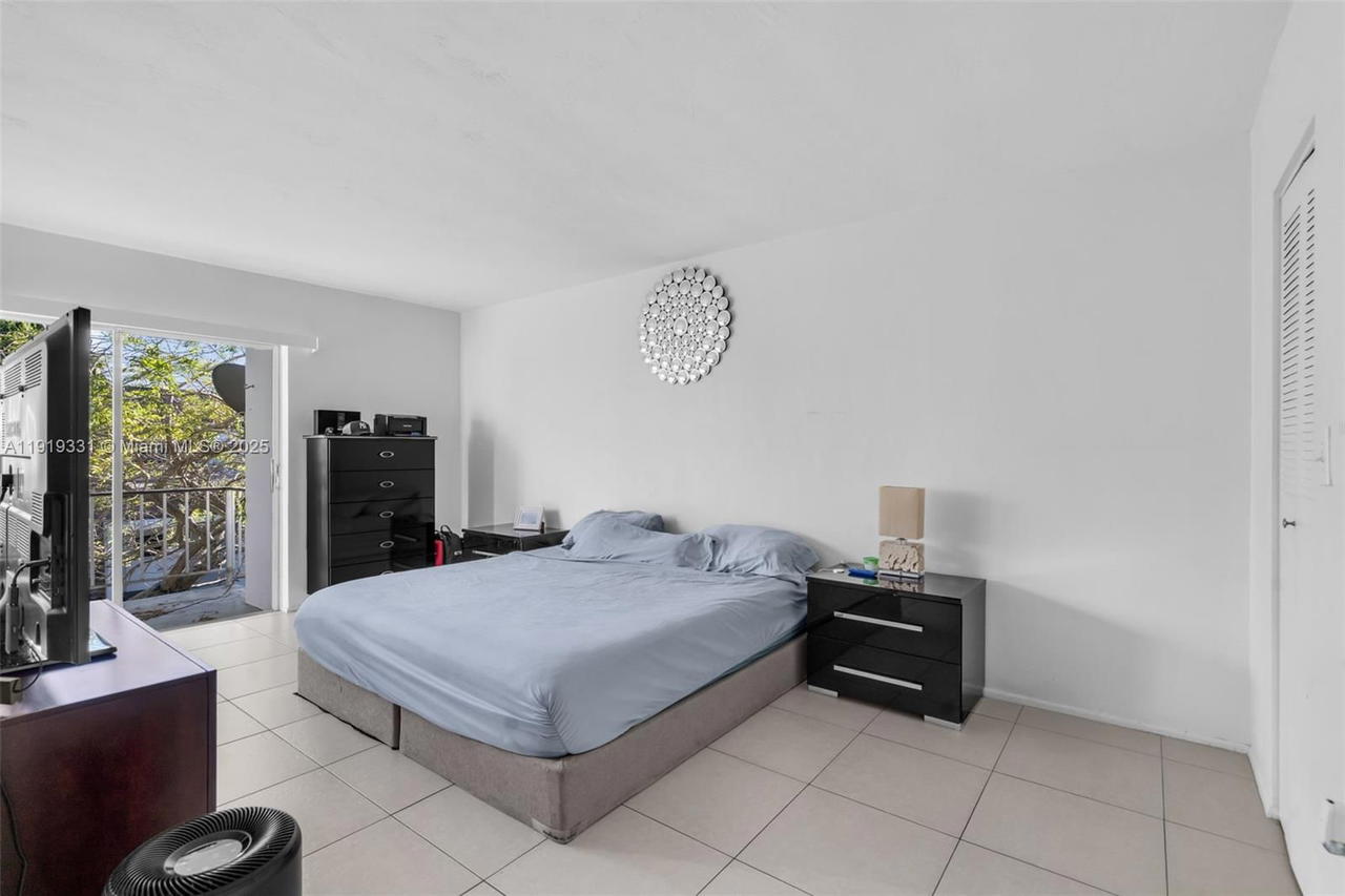 Real estate property located at 9621 77th Ave #204B, Miami-dade, Woodside In Kendall Condo, Miami, FL