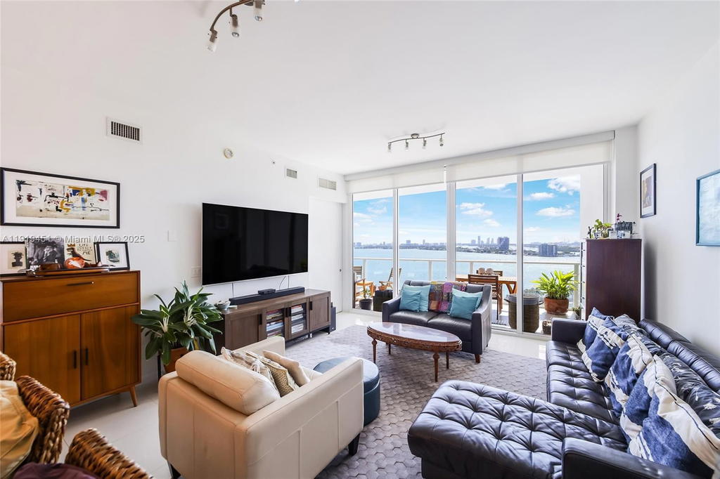 Real estate property located at 2020 Bayshore Dr #1604, Miami-dade, Paramount Bay Condo, Miami, FL
