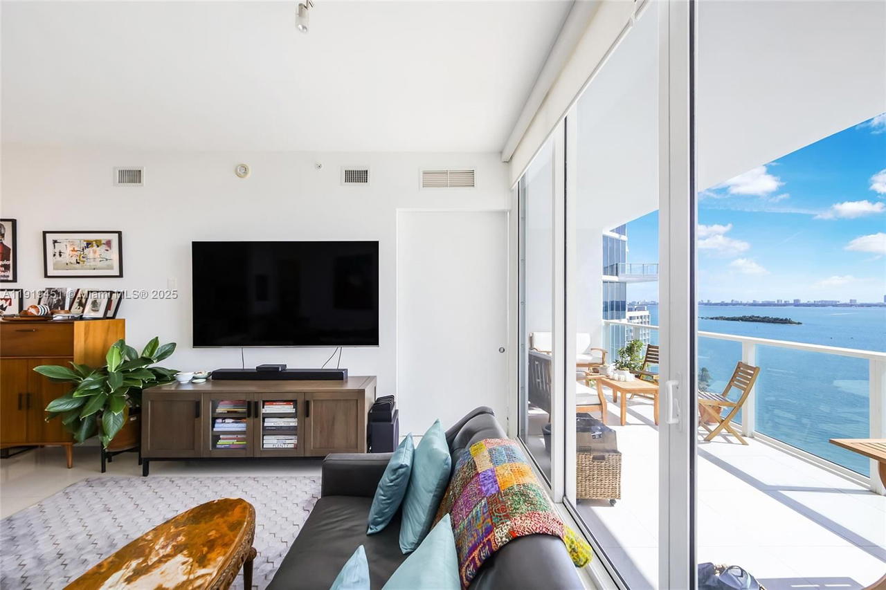 Real estate property located at 2020 Bayshore Dr #1604, Miami-dade, Paramount Bay Condo, Miami, FL