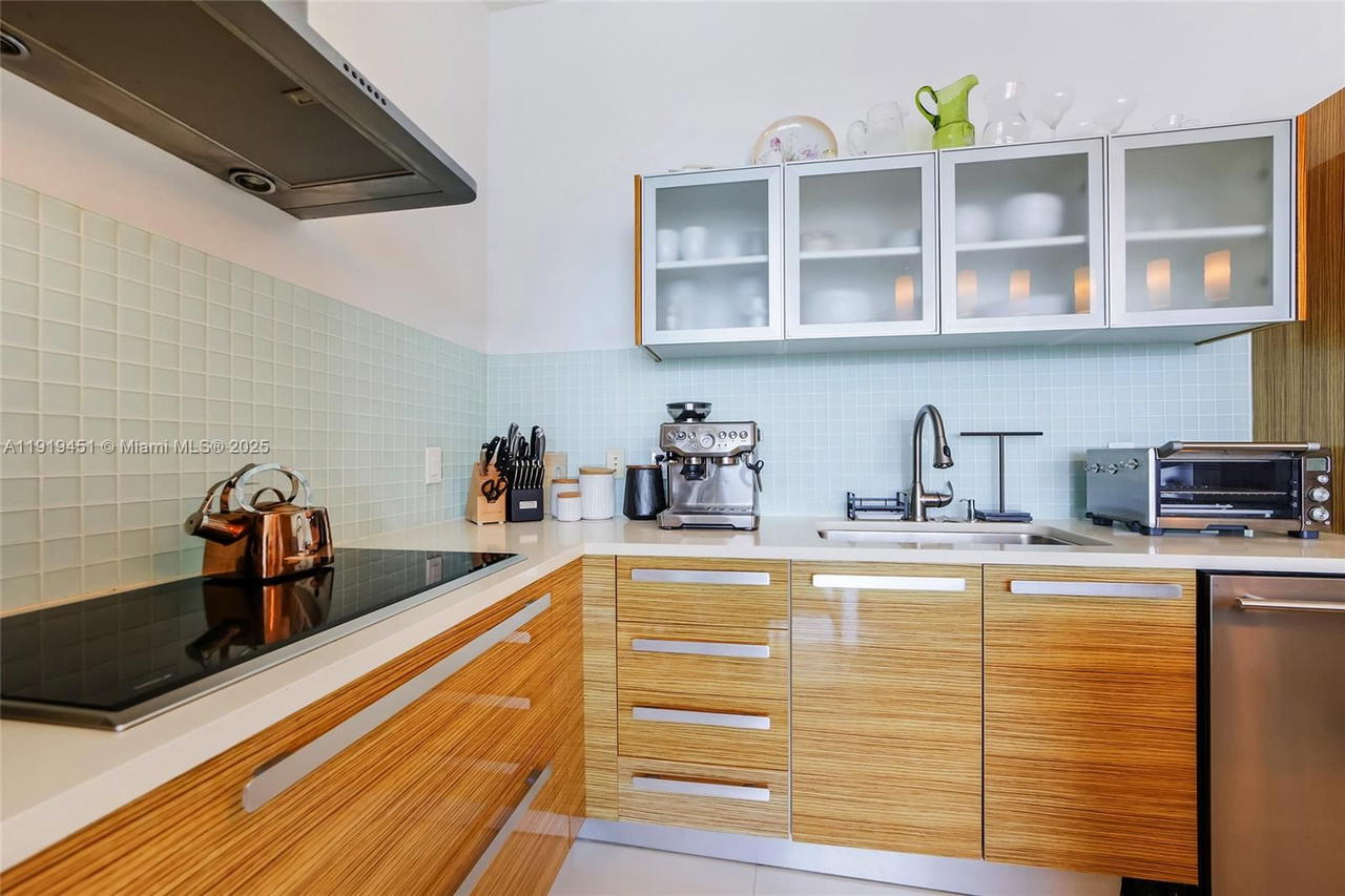 Real estate property located at 2020 Bayshore Dr #1604, Miami-dade, Paramount Bay Condo, Miami, FL