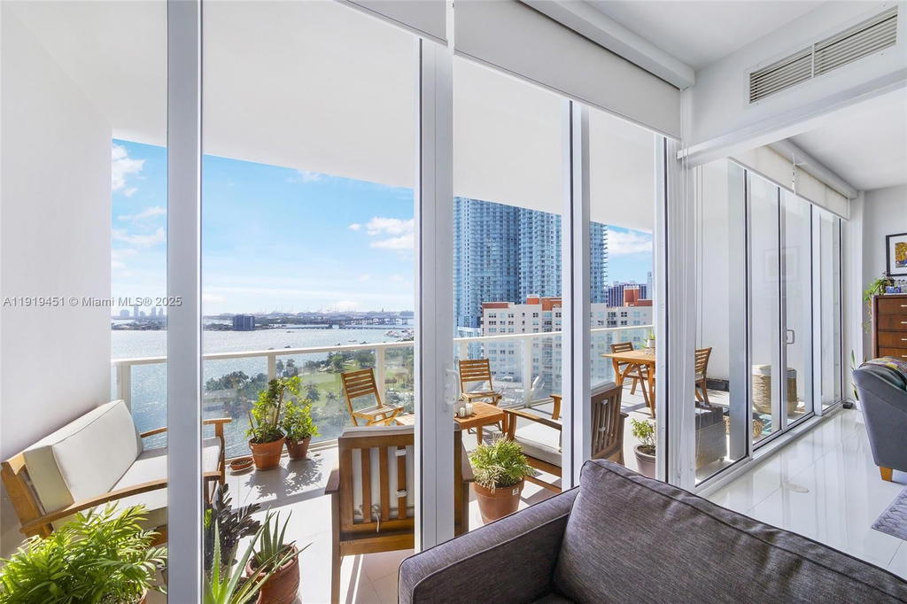 Real estate property located at 2020 Bayshore Dr #1604, Miami-dade, Paramount Bay Condo, Miami, FL
