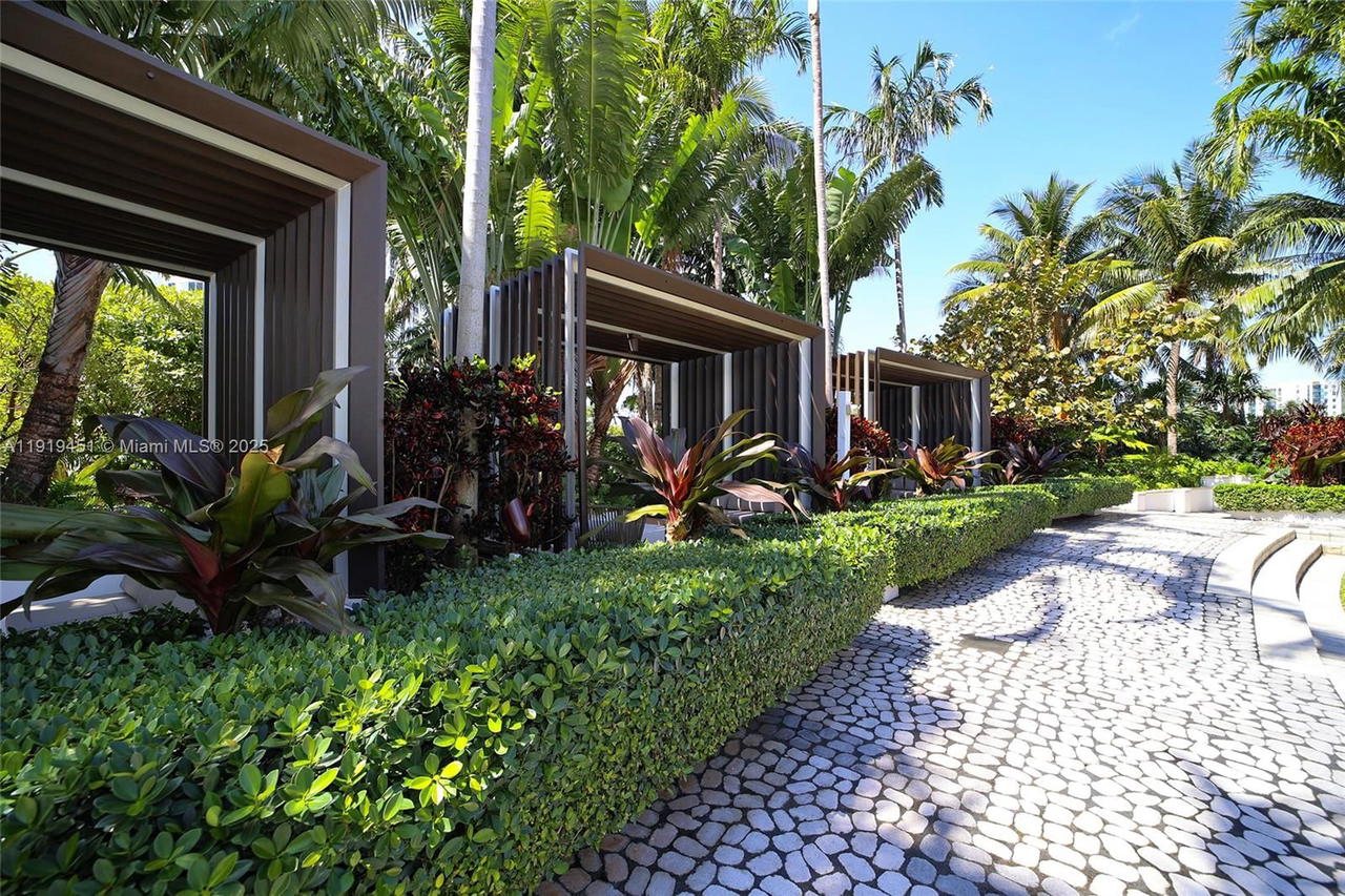 Real estate property located at 2020 Bayshore Dr #1604, Miami-dade, Paramount Bay Condo, Miami, FL