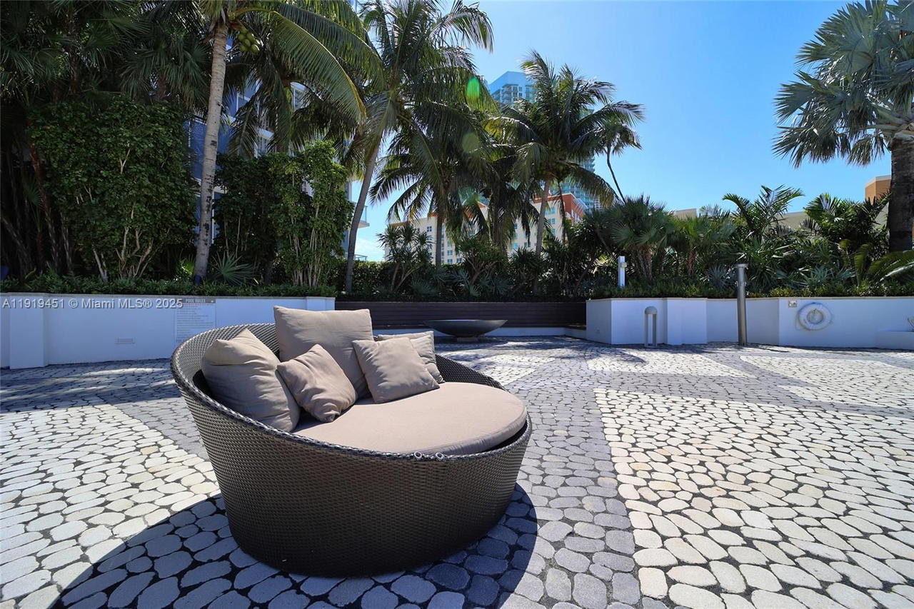 Real estate property located at 2020 Bayshore Dr #1604, Miami-dade, Paramount Bay Condo, Miami, FL