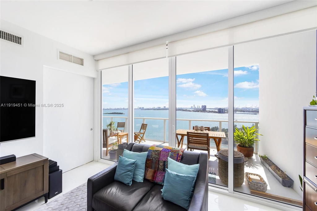 Real estate property located at 2020 Bayshore Dr #1604, Miami-dade, Paramount Bay Condo, Miami, FL