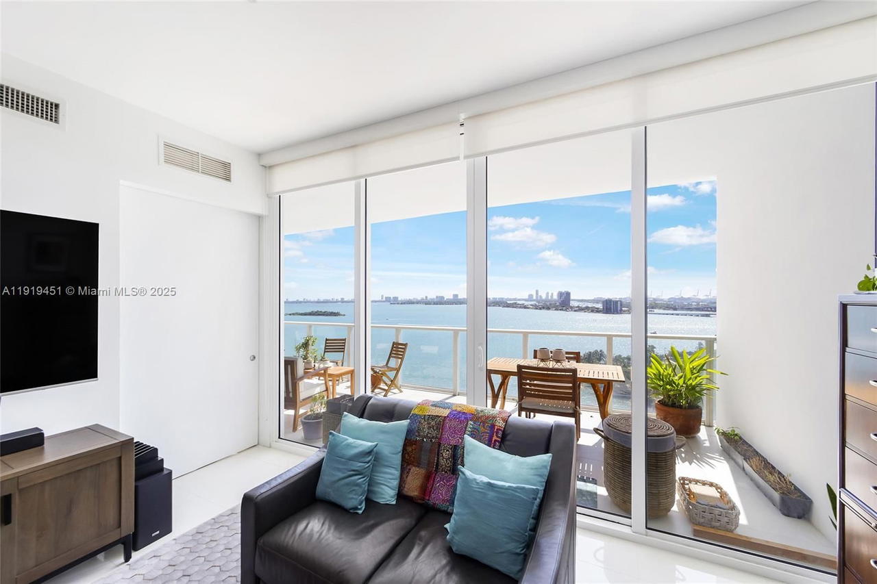 Real estate property located at 2020 Bayshore Dr #1604, Miami-dade, Paramount Bay Condo, Miami, FL