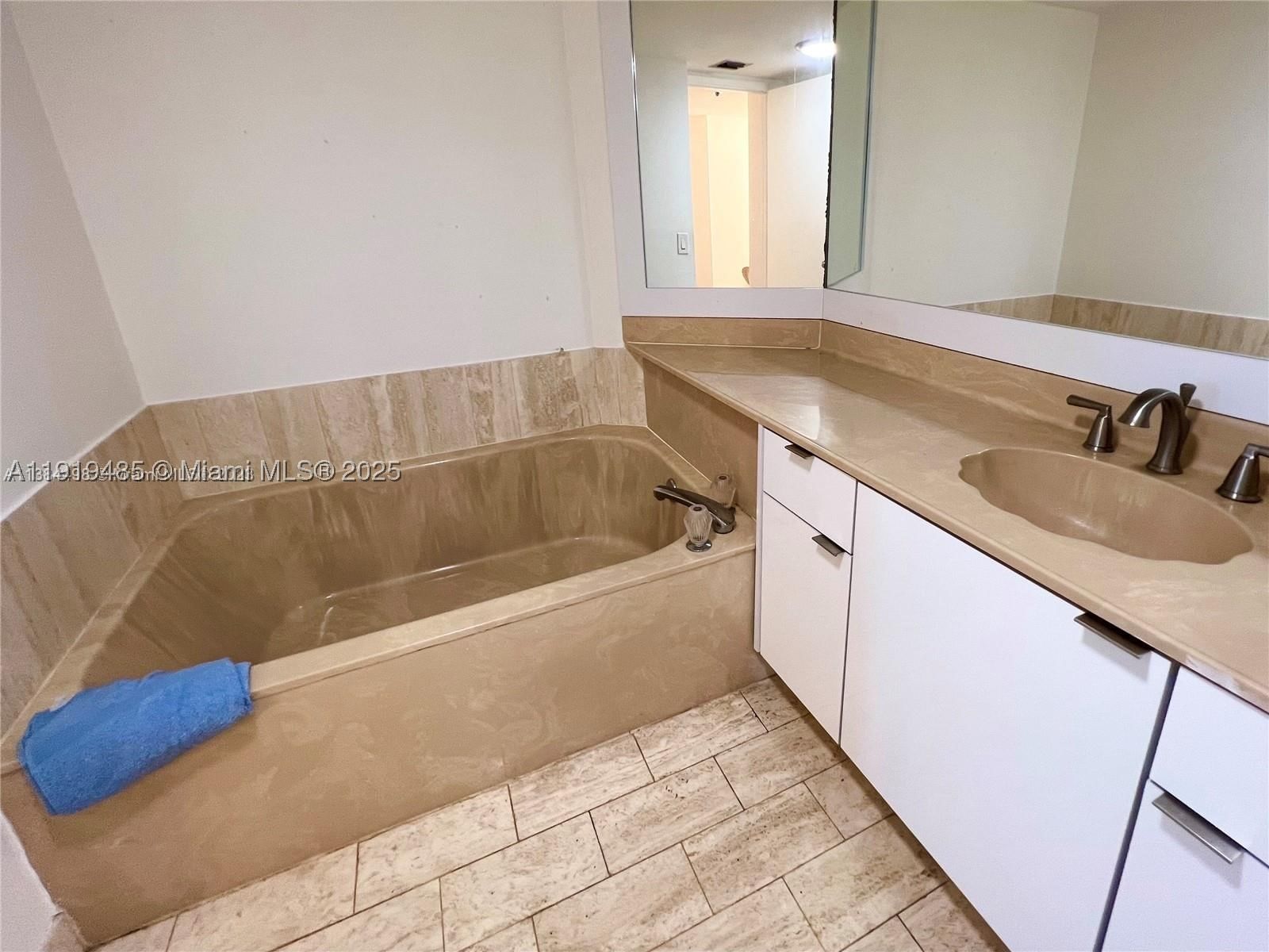 Real estate property located at 1717 Bayshore Dr A-1953, Miami-dade, Venetia Condo, Miami, FL