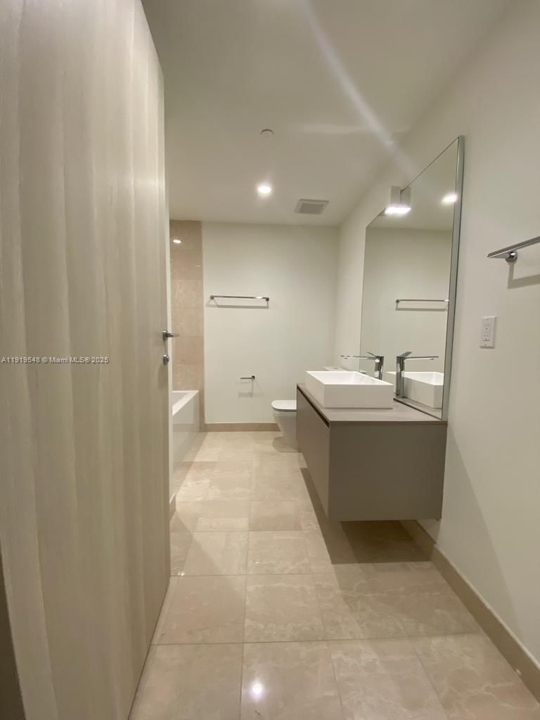 Real estate property located at 1000 Brickell Plz #3207, Miami-dade, Brickell Flatiron Condo, Miami, FL
