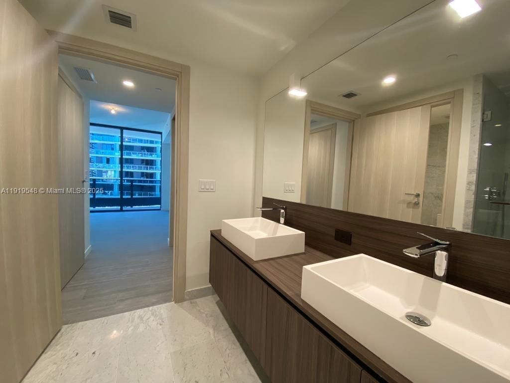 Real estate property located at 1000 Brickell Plz #3207, Miami-dade, Brickell Flatiron Condo, Miami, FL