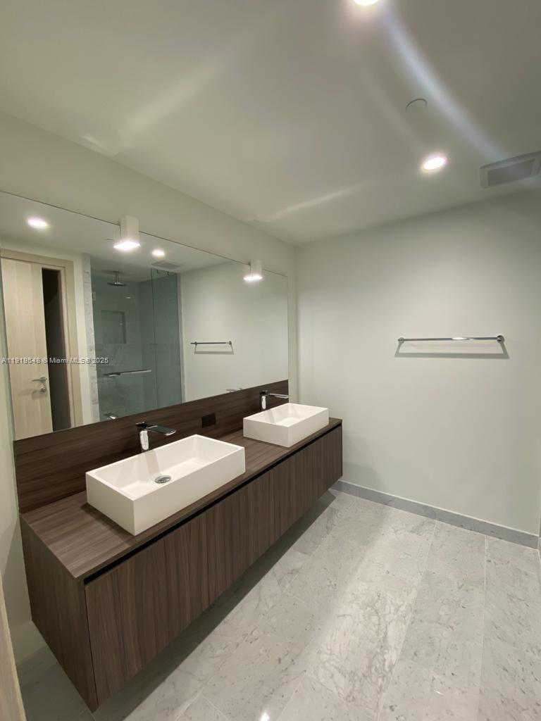 Real estate property located at 1000 Brickell Plz #3207, Miami-dade, Brickell Flatiron Condo, Miami, FL