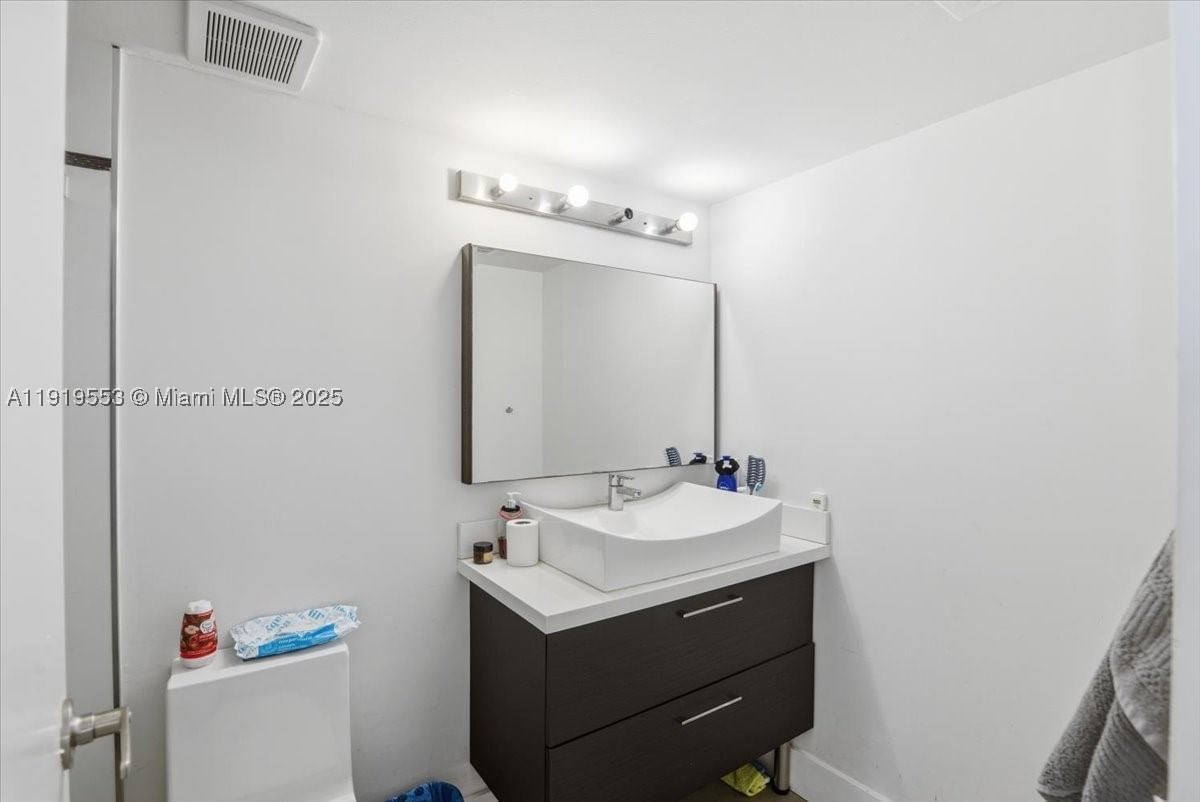 Real estate property located at 7601 Treasure Dr # 2109, Miami-dade, Grandview Palace, North Bay Village, FL