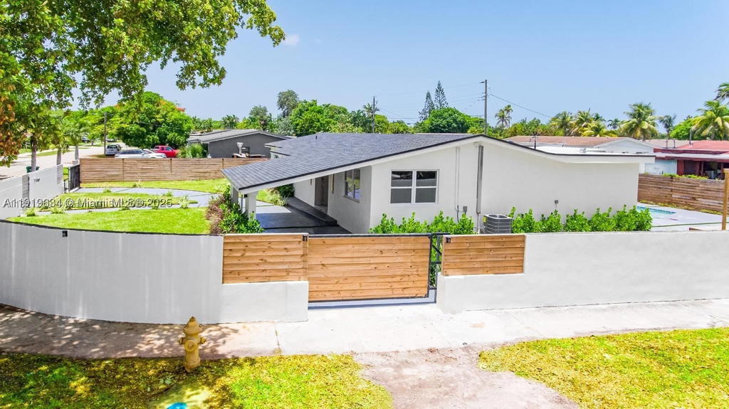 Real estate property located at 19661 10th Pl, Miami-dade, Ives Estates Sec 1, Miami, FL