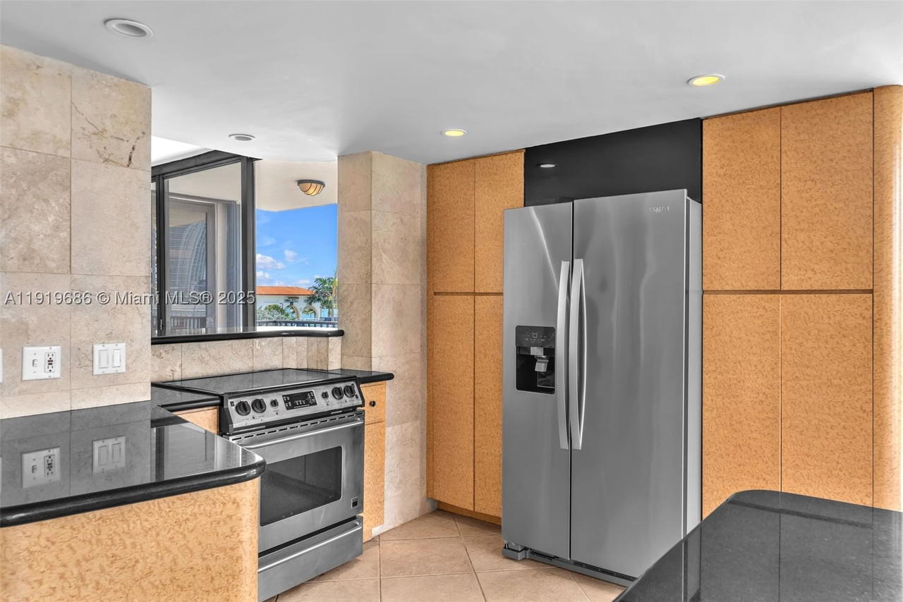 Real estate property located at 801 Venetian Dr #208, Miami-dade, Venetian Isle Condo, Miami Beach, FL