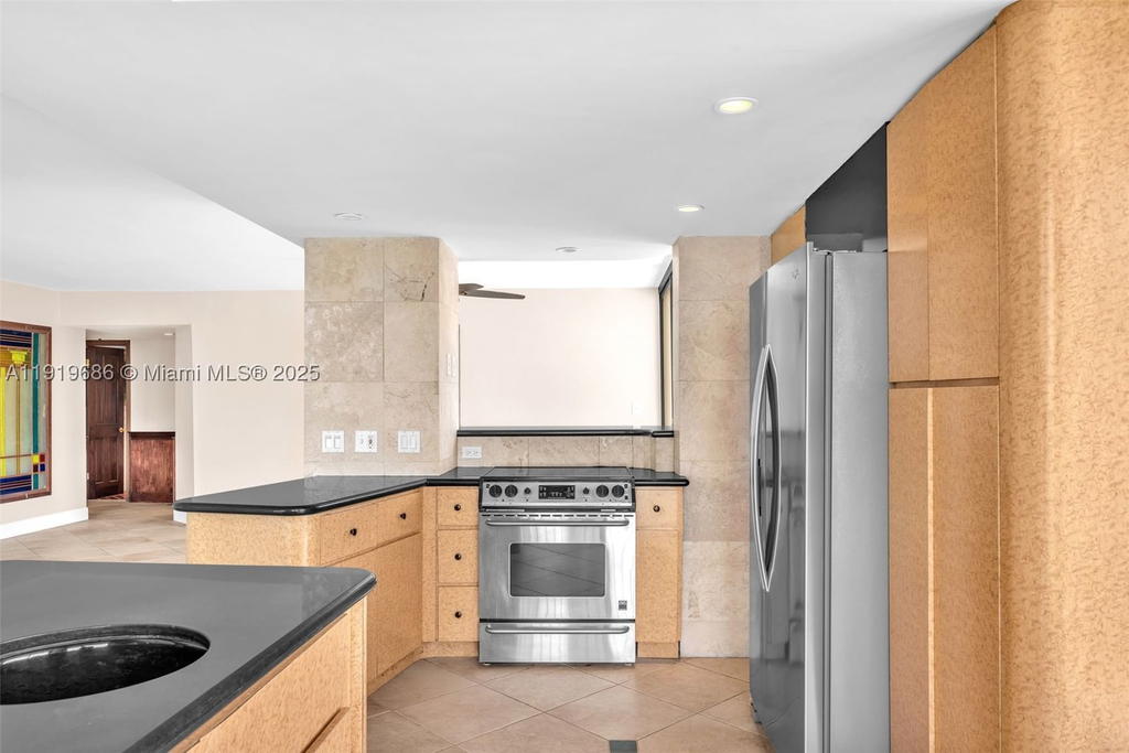 Real estate property located at 801 Venetian Dr #208, Miami-dade, Venetian Isle Condo, Miami Beach, FL