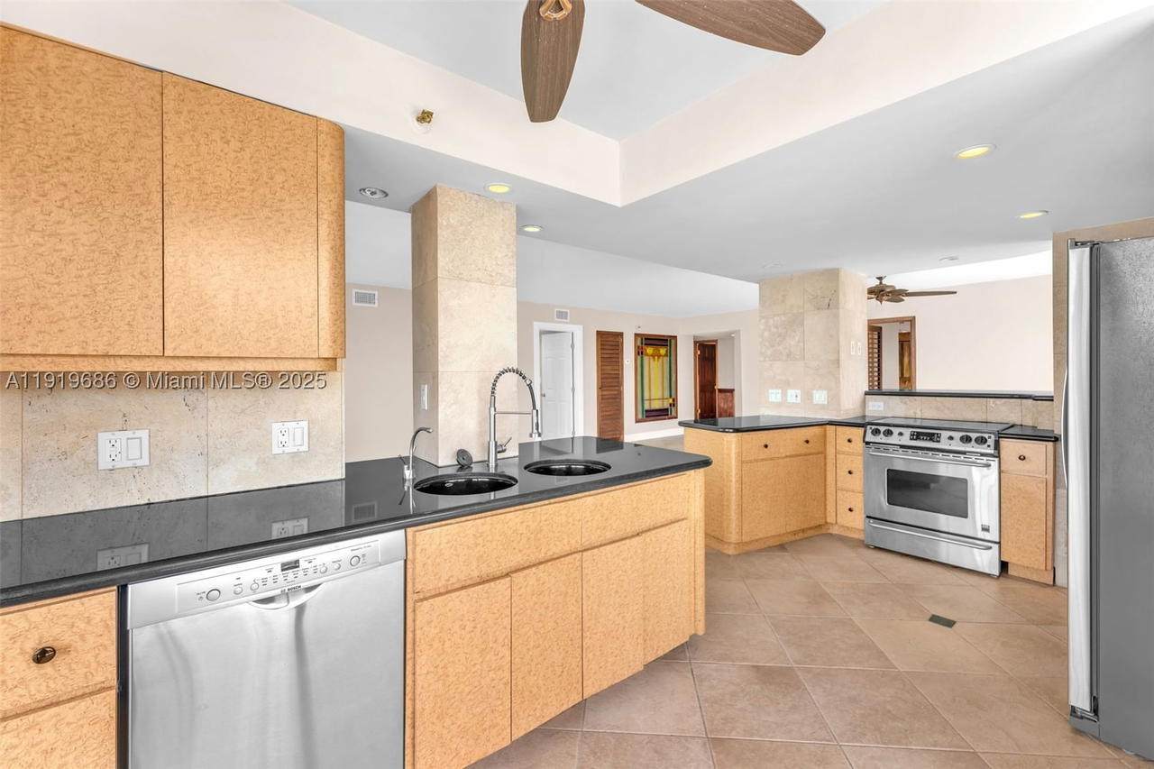 Real estate property located at 801 Venetian Dr #208, Miami-dade, Venetian Isle Condo, Miami Beach, FL