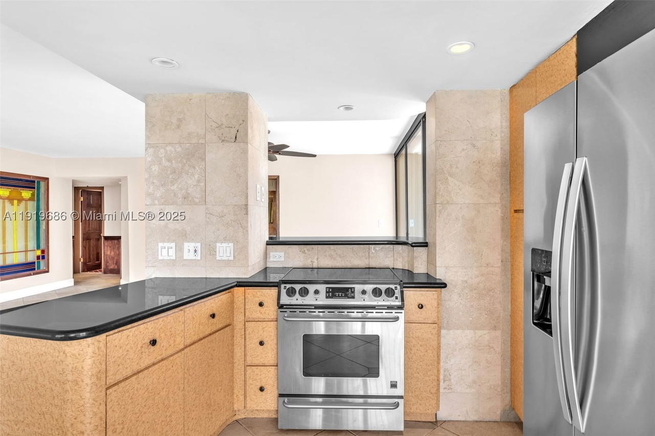 Real estate property located at 801 Venetian Dr #208, Miami-dade, Venetian Isle Condo, Miami Beach, FL