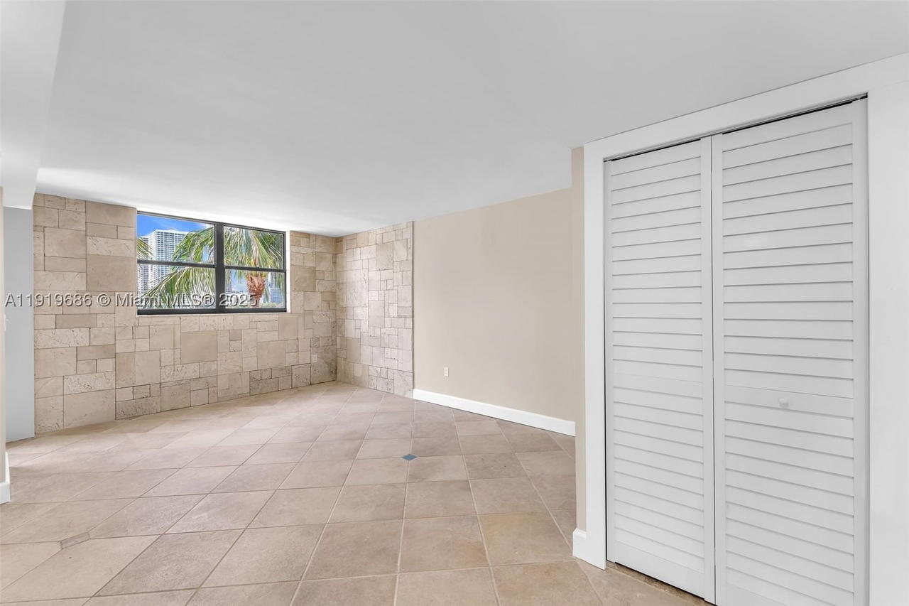 Real estate property located at 801 Venetian Dr #208, Miami-dade, Venetian Isle Condo, Miami Beach, FL