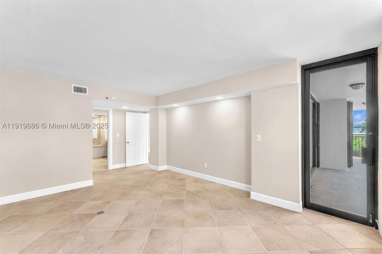 Real estate property located at 801 Venetian Dr #208, Miami-dade, Venetian Isle Condo, Miami Beach, FL