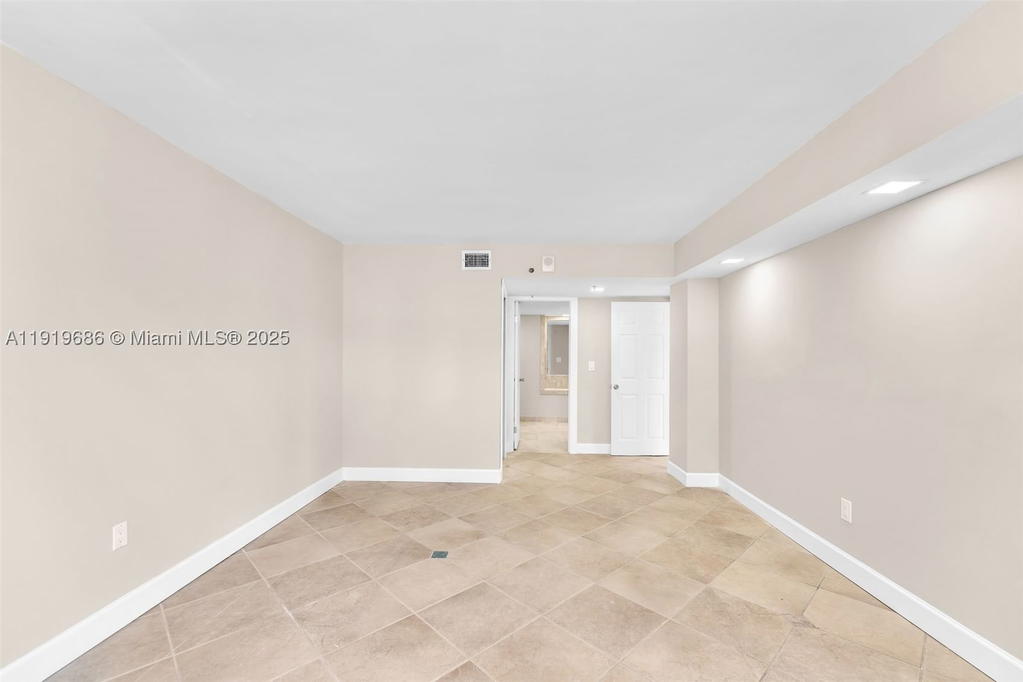 Real estate property located at 801 Venetian Dr #208, Miami-dade, Venetian Isle Condo, Miami Beach, FL