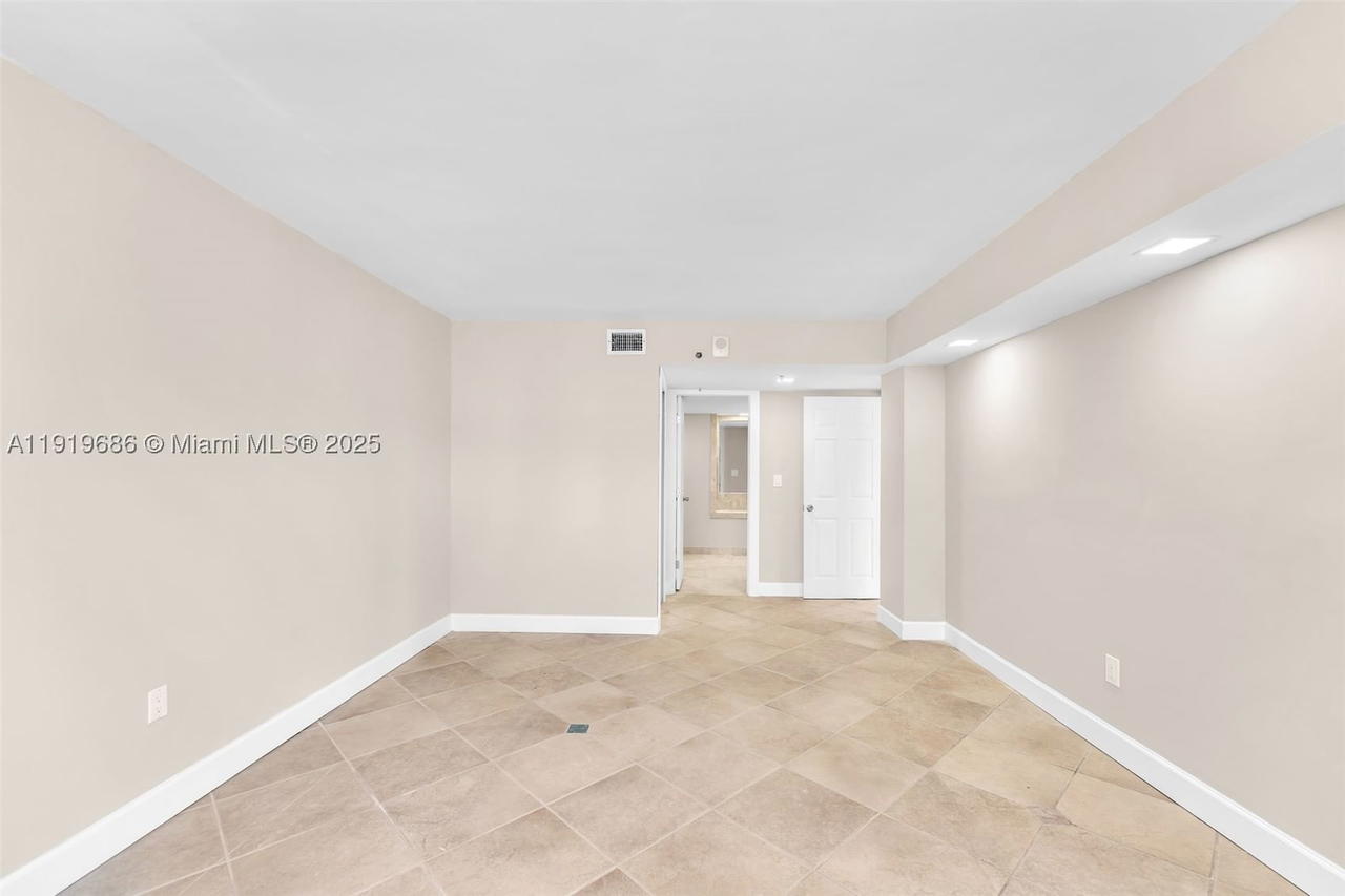 Real estate property located at 801 Venetian Dr #208, Miami-dade, Venetian Isle Condo, Miami Beach, FL