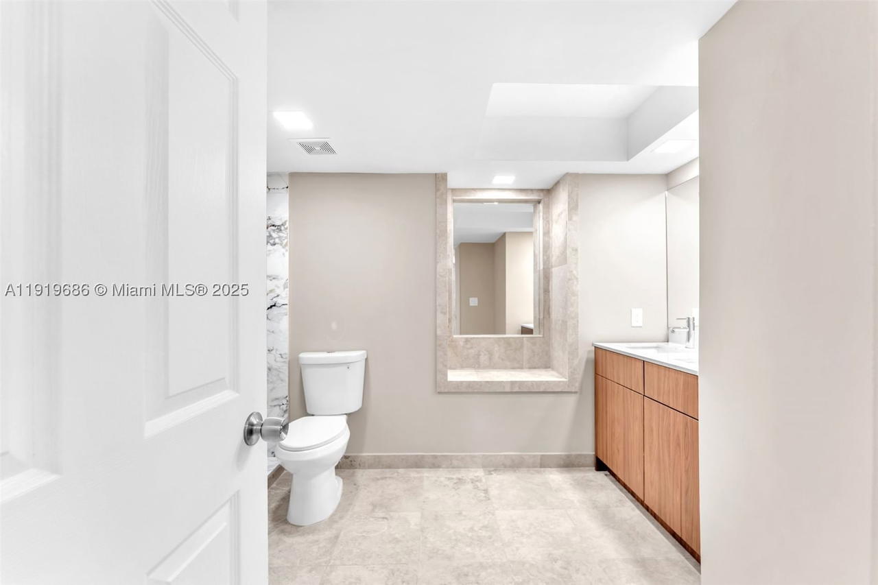 Real estate property located at 801 Venetian Dr #208, Miami-dade, Venetian Isle Condo, Miami Beach, FL