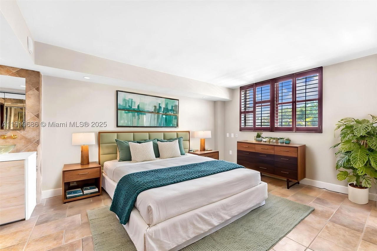 Real estate property located at 801 Venetian Dr #208, Miami-dade, Venetian Isle Condo, Miami Beach, FL