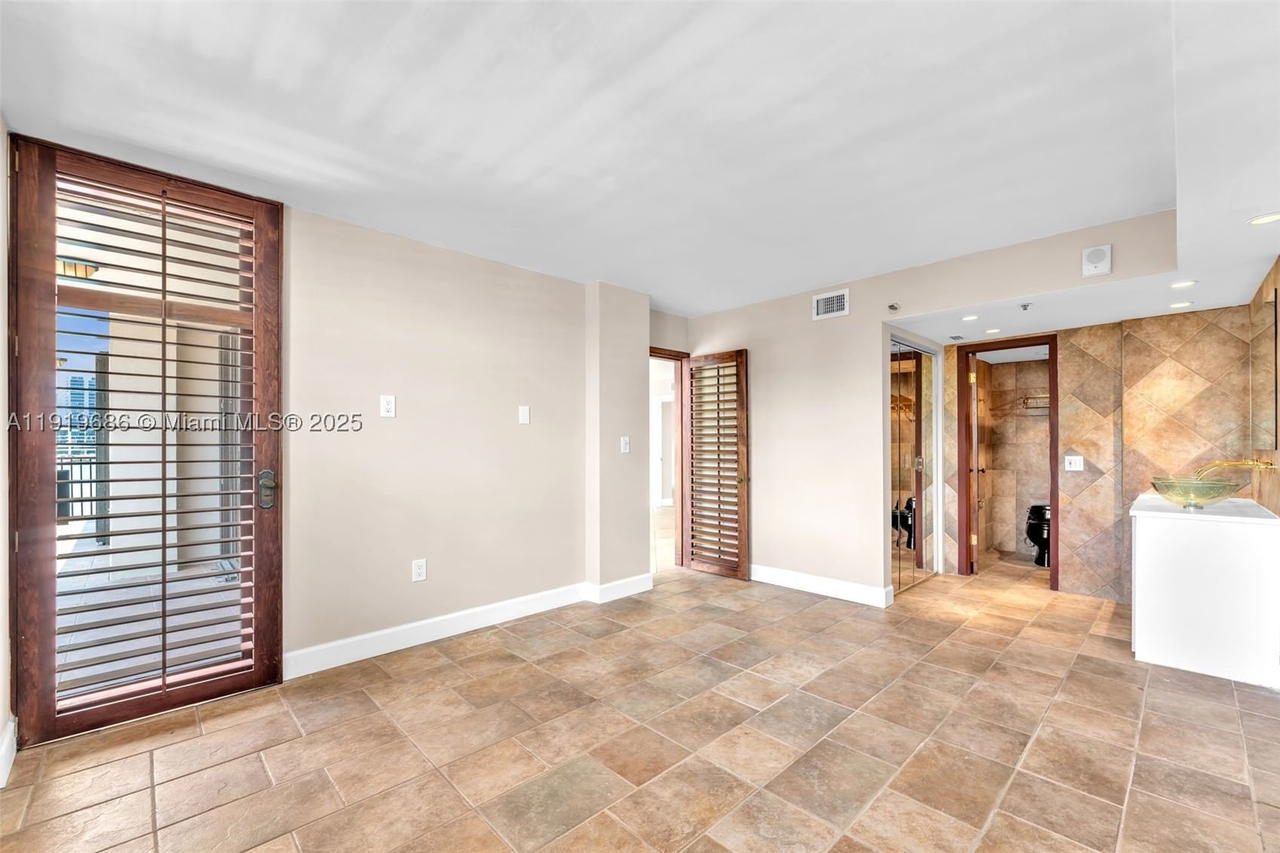 Real estate property located at 801 Venetian Dr #208, Miami-dade, Venetian Isle Condo, Miami Beach, FL