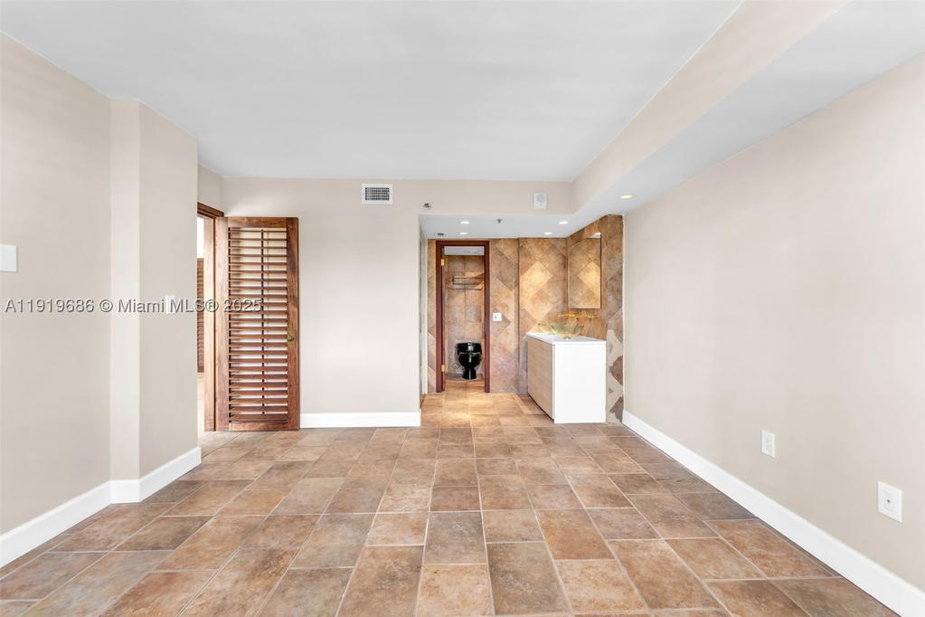Real estate property located at 801 Venetian Dr #208, Miami-dade, Venetian Isle Condo, Miami Beach, FL