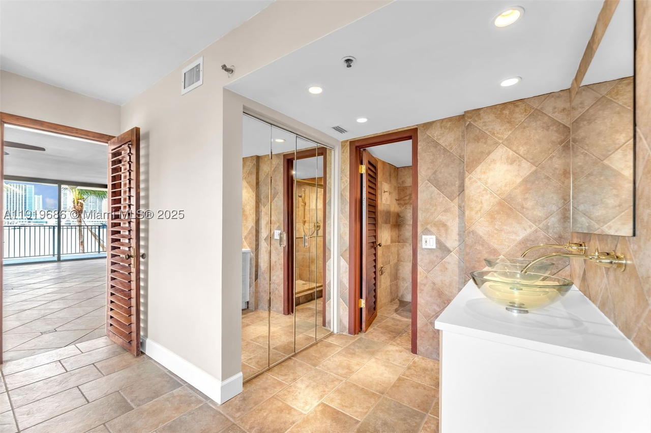 Real estate property located at 801 Venetian Dr #208, Miami-dade, Venetian Isle Condo, Miami Beach, FL