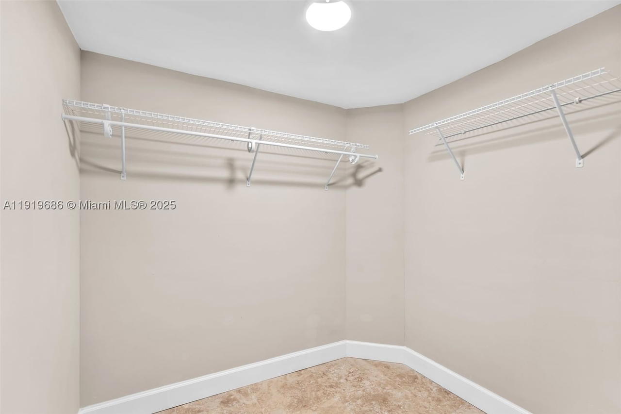Real estate property located at 801 Venetian Dr #208, Miami-dade, Venetian Isle Condo, Miami Beach, FL